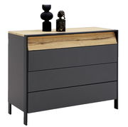 Moderne Kommode mit drei Schubladen in dunklem Grau und einer Holzoberfläche, dekoriert mit zwei schwarzen Vasen, seitliche Perspektive.