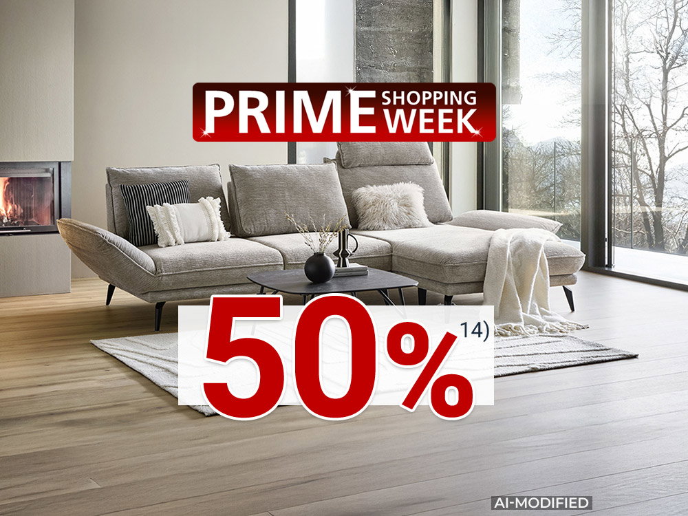AI-modified: Modernes Wohnzimmer mit grauem Ecksofa, Kamin und großen Fenstern; „Prime Shopping Week“-Logo.