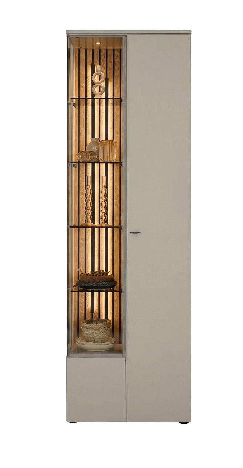 Moderne hoge vitrinekast in lichtgrijs met links een glazen vitrinevak met warme LED-verlichting en houten lattenachterwand, met decoratie op meerdere planken product in frontaal aanzicht.