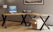 Moderner L-förmiger Eckschreibtisch aus hellem Holz mit schwarzen X-Metallbeinen und Rollcontainer, im Büro-Setting aus leicht seitlicher Frontansicht (3/4-Perspektive) fotografiert.
