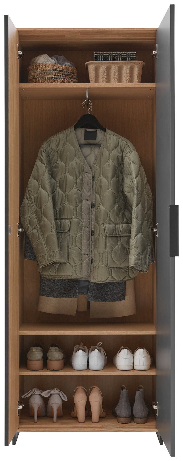 Offener Kleiderschrank mit hängender Jacke, Regalen mit Schuhen und Körben, Frontalansicht.