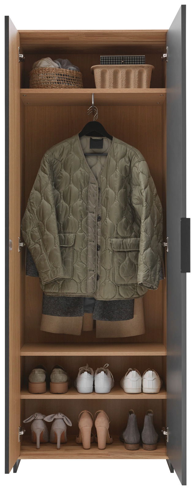 Offener Kleiderschrank mit hängender Jacke, Regalen mit Schuhen und Körben, Frontalansicht.