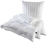 Weiße Bettdecke und Kissen-Set aus der Perspektive von vorne, mit gestepptem Design.