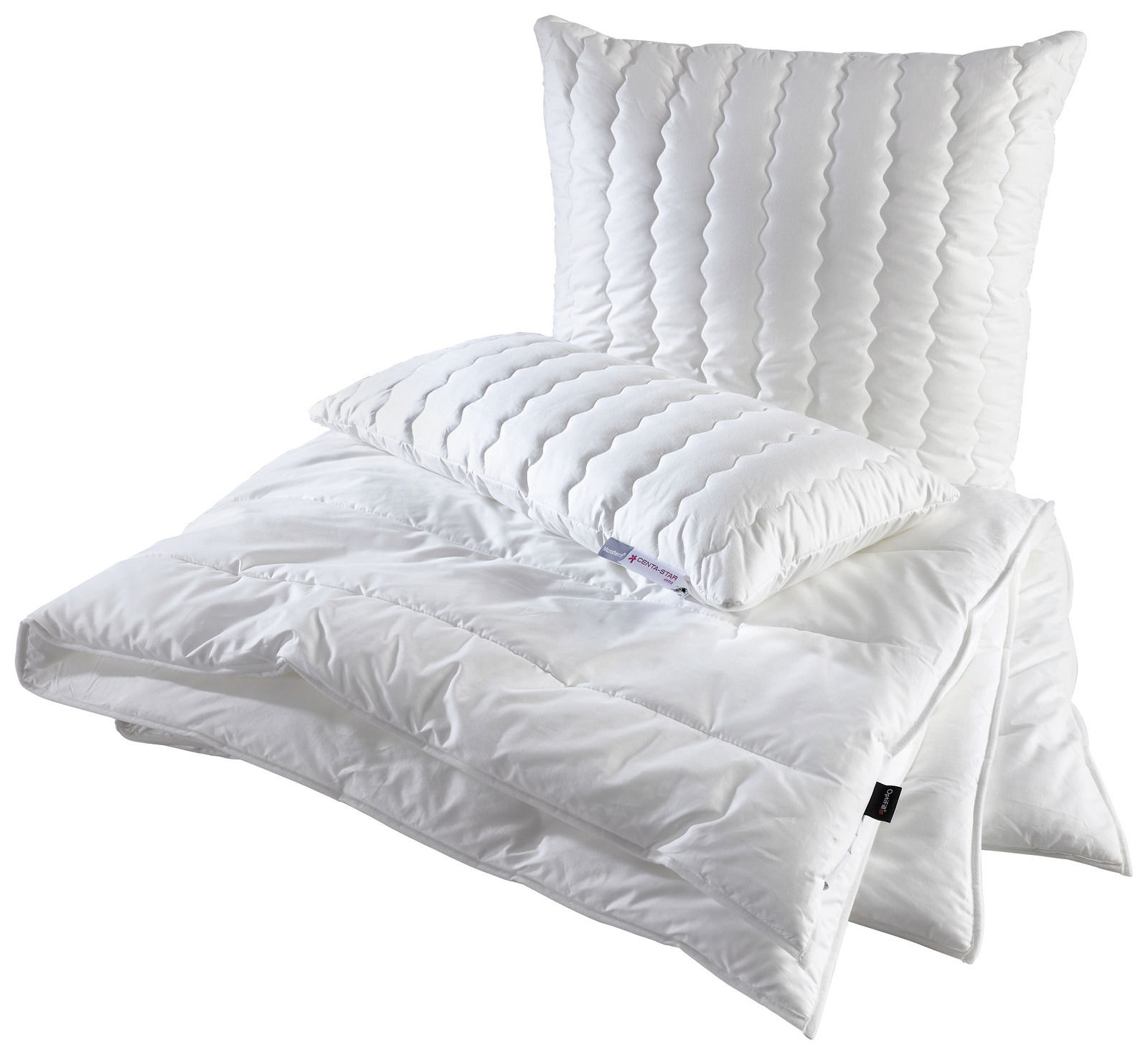 Weiße Bettdecke und Kissen-Set aus der Perspektive von vorne, mit gestepptem Design.