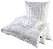 Weiße Bettdecke und Kissen-Set aus der Perspektive von vorne, mit gestepptem Design.