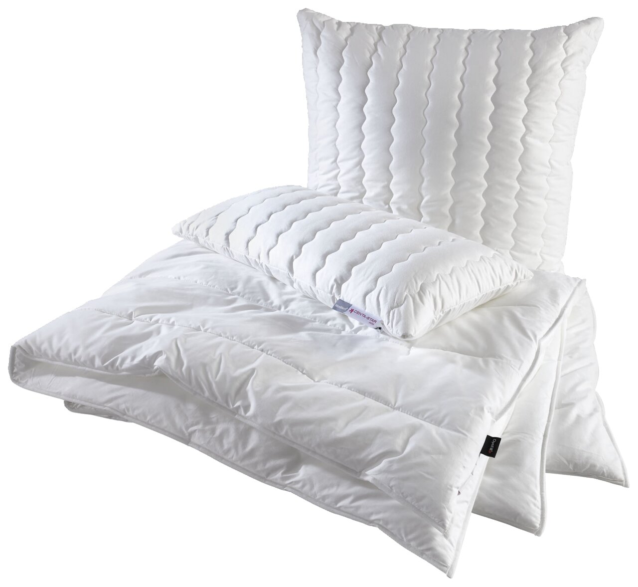 Weiße Bettdecke und Kissen-Set aus der Perspektive von vorne, mit gestepptem Design.