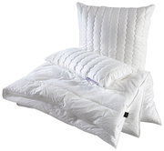 Weiße Bettdecke und Kissen-Set aus der Perspektive von vorne, mit gestepptem Design.