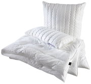 Weiße Bettdecke und Kissen-Set aus der Perspektive von vorne, mit gestepptem Design.