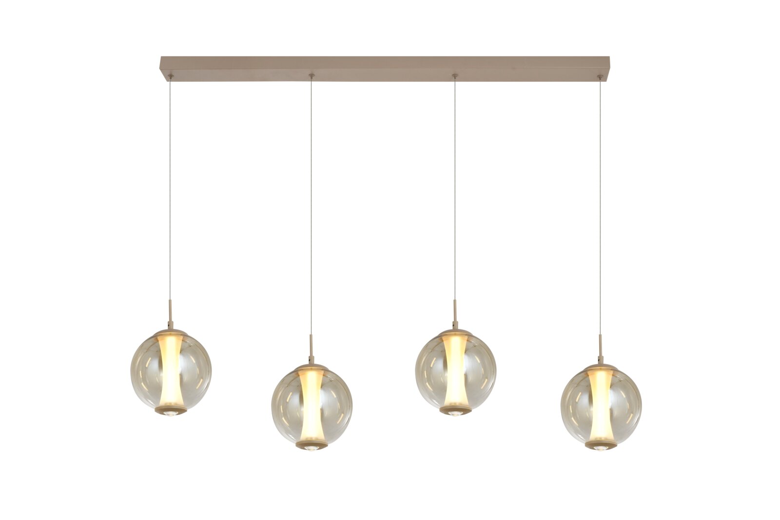 Vooraanzicht van een moderne goudkleurige hanglamp met vier verlichte glazen bolkappen op verschillende hoogtes