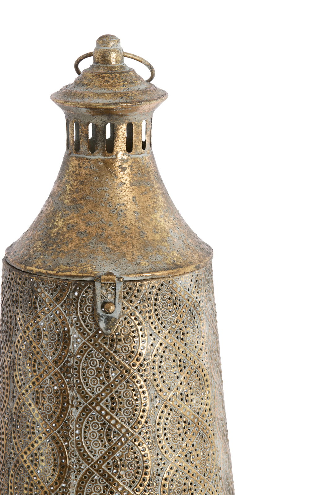 Detailansicht eines kunstvoll verzierten Windlichts aus Metall mit orientalischem Muster und goldener Patina.