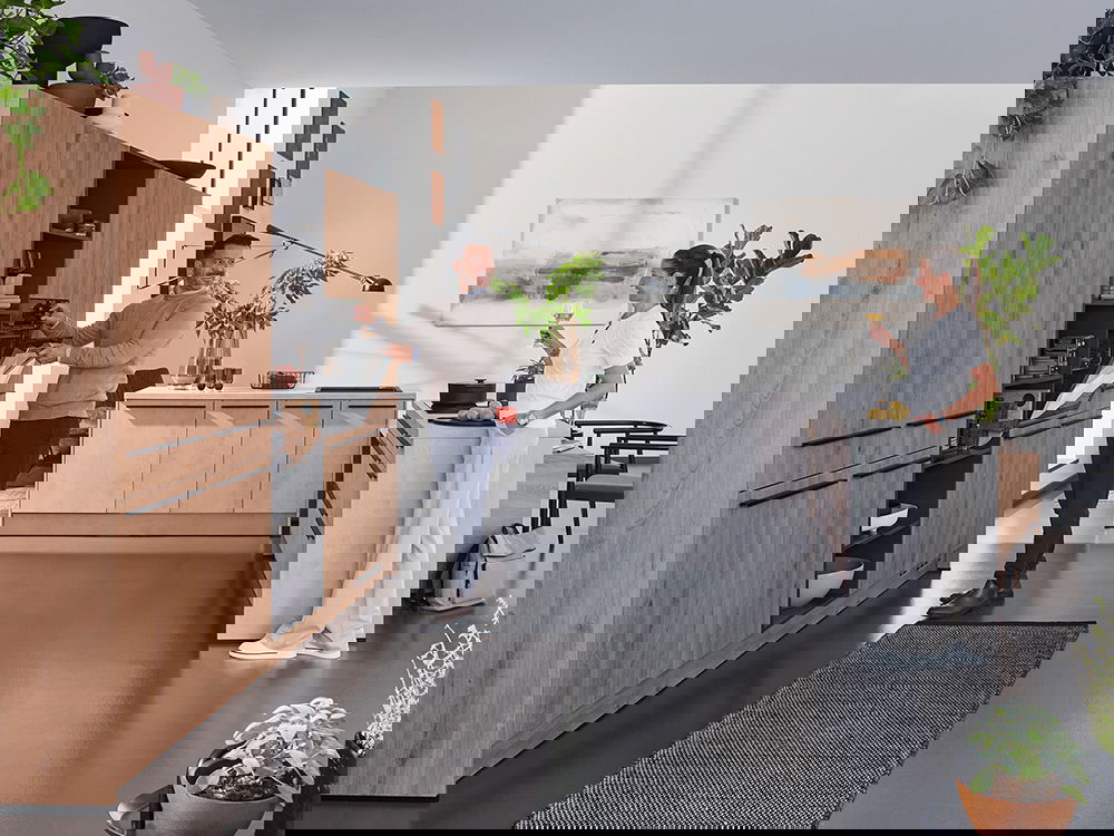 Modernes Küchendesign mit Holz-Schränken, minimalistischem Dekor.