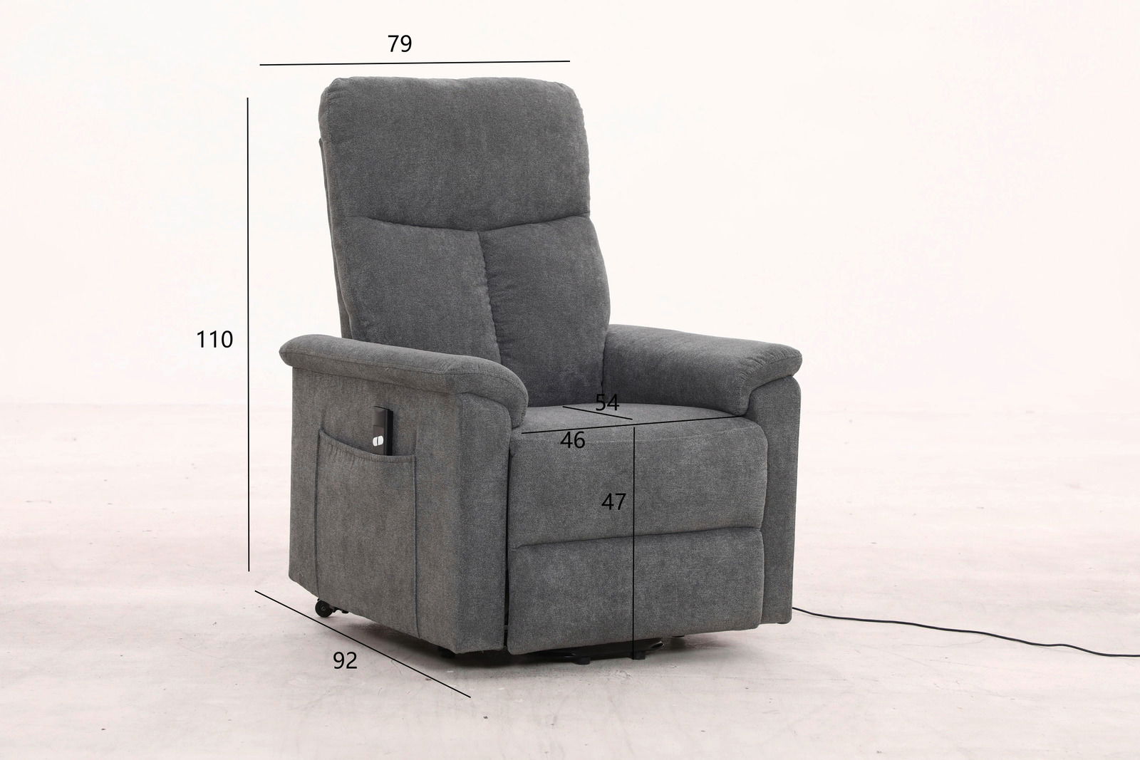 Grauer Relaxsessel mit Fernbedienung in der Seitenansicht, Maße: 79 cm Breite, 110 cm Höhe, 92 cm Tiefe.