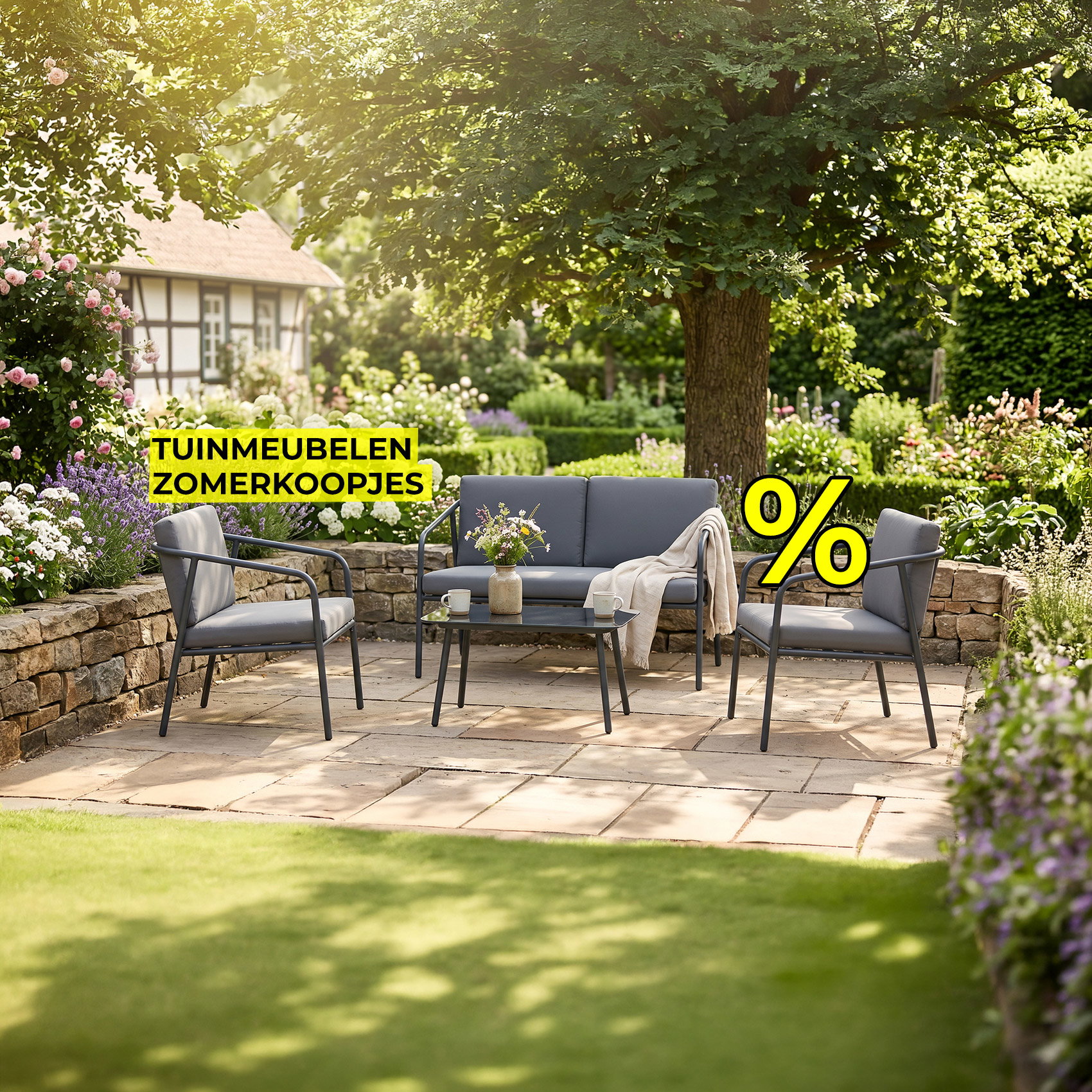 Tuinloungeset met bank, stoelen en tafel op zonnig terras, gepromoot als zomerkoopje.
