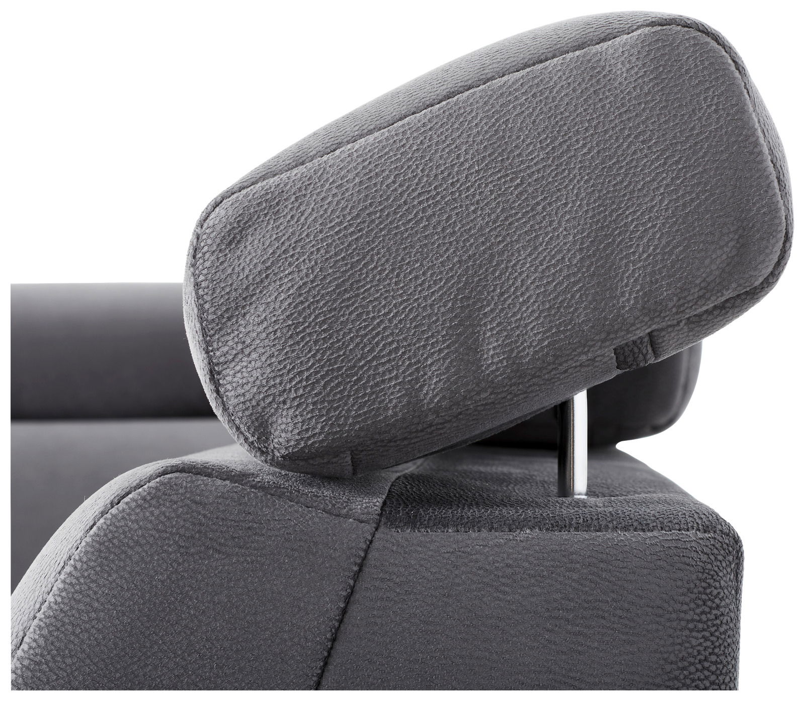 Nahaufnahme einer grauen Kopfstütze eines Sofas aus Stoff, seitliche Perspektive.