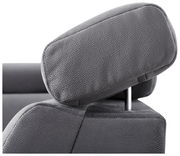 Nahaufnahme einer grauen Kopfstütze eines Sofas aus Stoff, seitliche Perspektive.