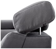 Nahaufnahme einer grauen Kopfstütze eines Sofas aus Stoff, seitliche Perspektive.