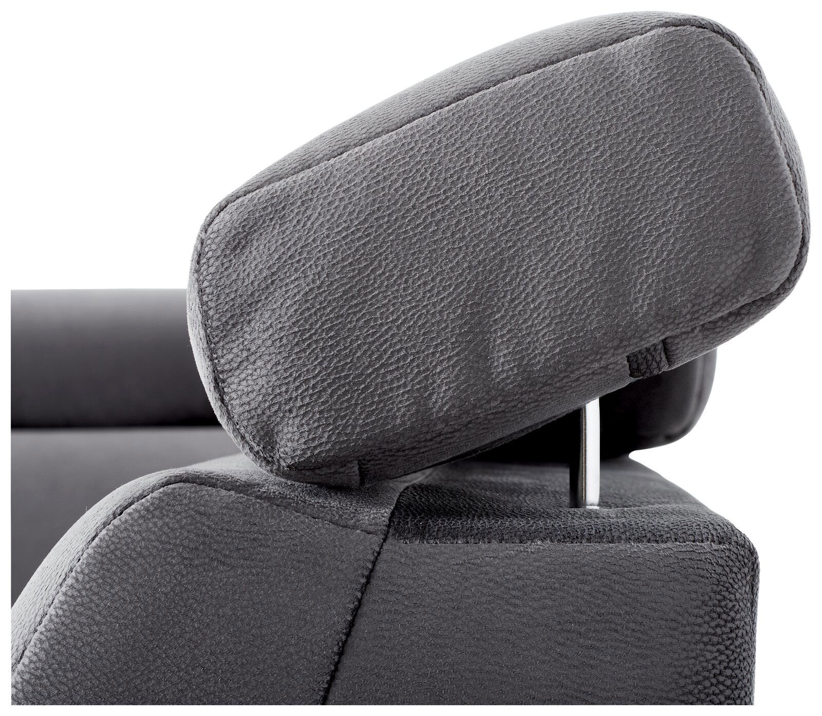 Nahaufnahme einer grauen Kopfstütze eines Sofas aus Stoff, seitliche Perspektive.