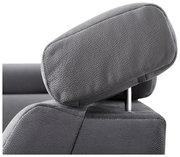 Nahaufnahme einer grauen Kopfstütze eines Sofas aus Stoff, seitliche Perspektive.