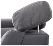 Nahaufnahme einer grauen Kopfstütze eines Sofas aus Stoff, seitliche Perspektive.