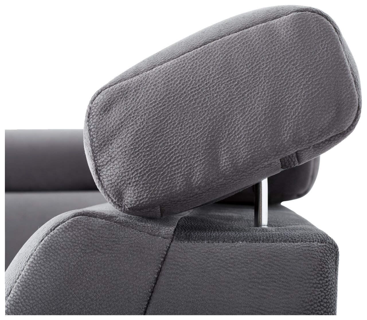 Nahaufnahme einer grauen Kopfstütze eines Sofas aus Stoff, seitliche Perspektive.