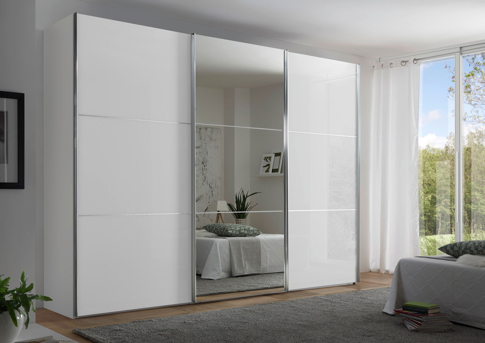 Moderano Schwebetürenschrank PRIMO Moderner Schwebetürenschrank mit Spiegel in einem hellen Schlafzimmer, seitliche Perspektive