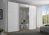 Moderner Schwebetürenschrank mit Spiegel in einem hellen Schlafzimmer, seitliche Perspektive