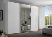 Moderner Schwebetürenschrank mit Spiegel in einem hellen Schlafzimmer, seitliche Perspektive