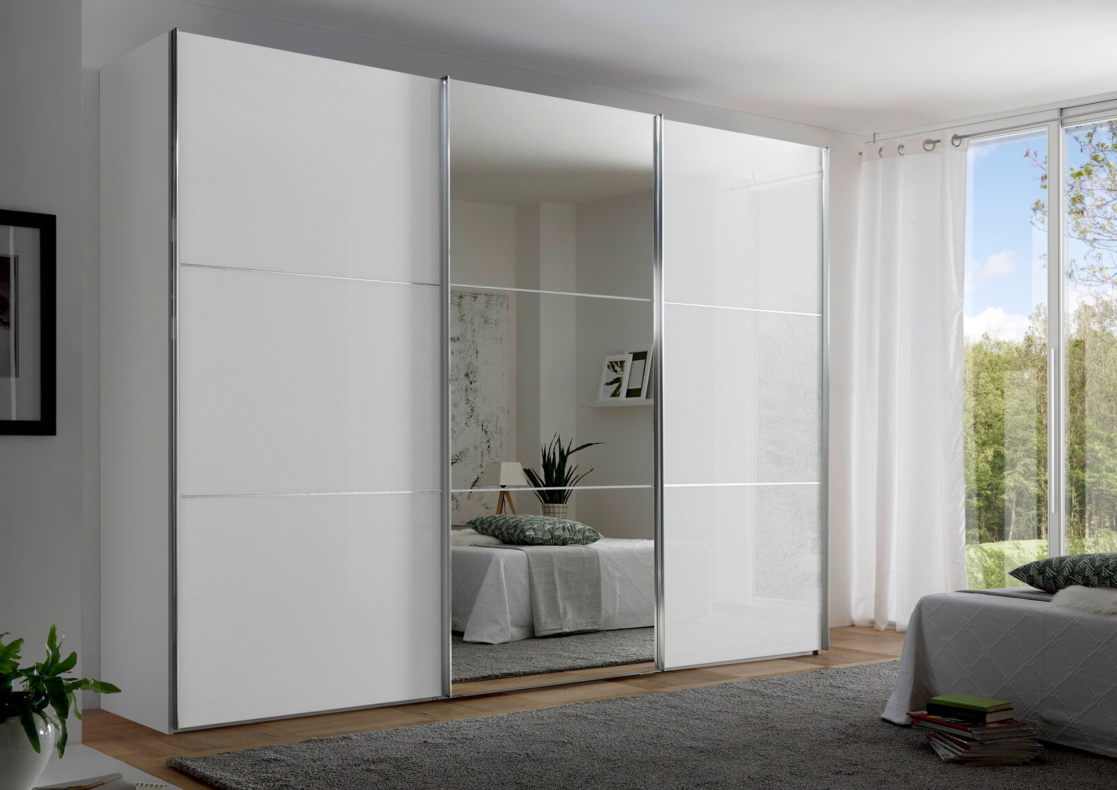 Moderner Schwebetürenschrank mit Spiegel in einem hellen Schlafzimmer, seitliche Perspektive