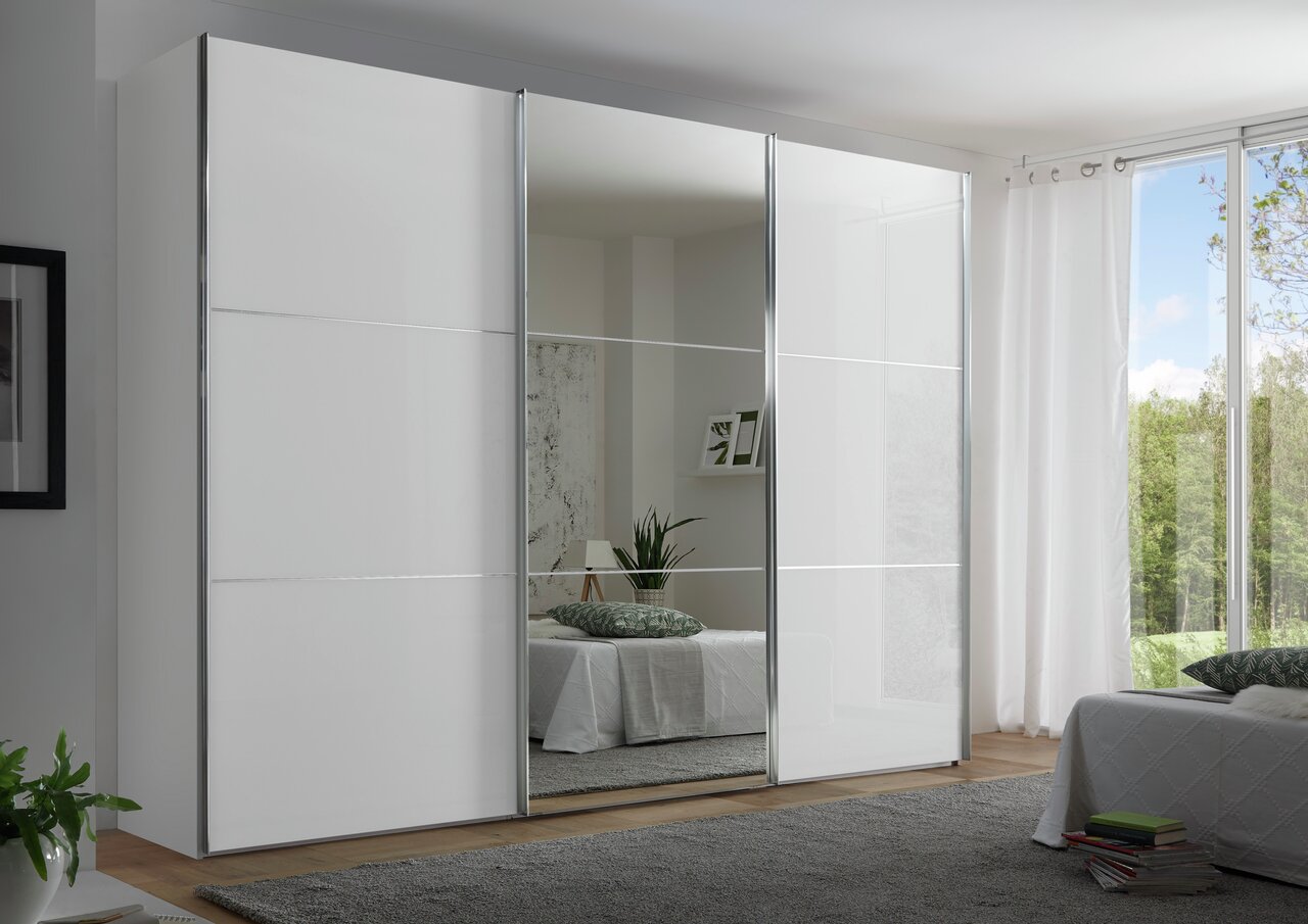Moderner Schwebetürenschrank mit Spiegel in einem hellen Schlafzimmer, seitliche Perspektive