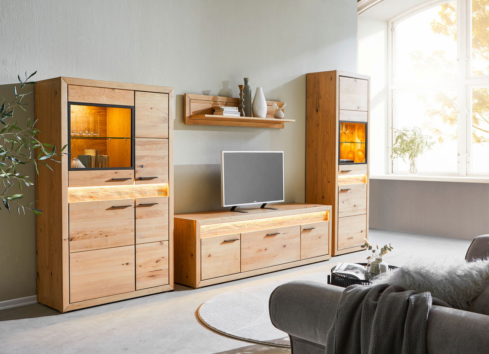 Wohnzimmermöbel-Set aus Holz mit Vitrinen, Lowboard und Wandregal, seitliche Perspektive