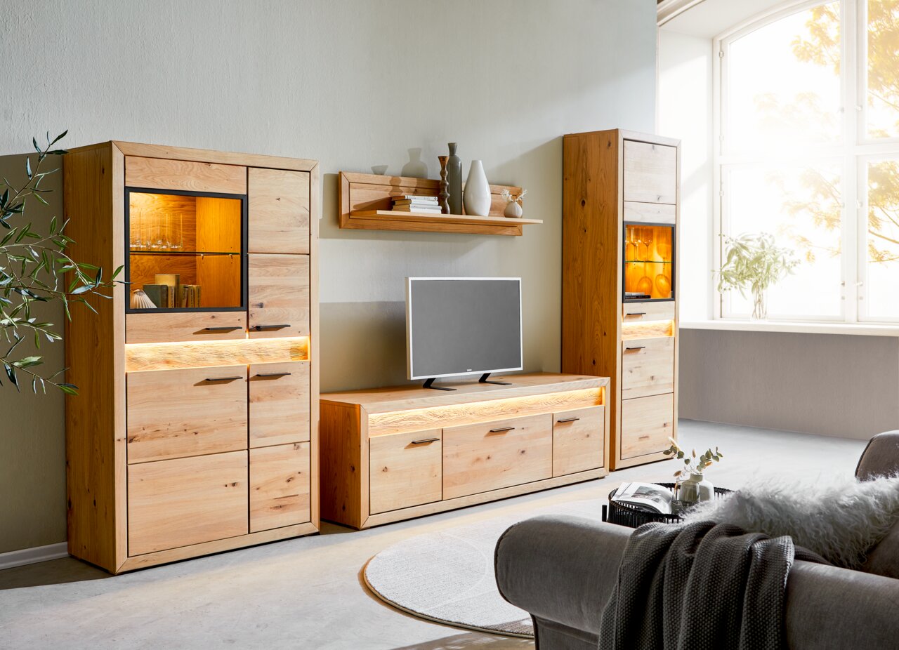 Wohnzimmermöbel-Set aus Holz mit Vitrinen, Lowboard und Wandregal, seitliche Perspektive