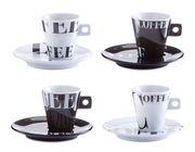 Espresso-Set mit vier Tassen und Untertassen in Schwarz-Weiß, von vorne fotografiert.