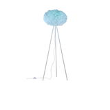 Stehleuchte LOLAsmart-NAOMI mit dreibeinigem Stativ und wolkenartigem Lampenschirm, aus der Frontalperspektive. Inklusive Fernbedienung und Farbwechsel-Optionen.