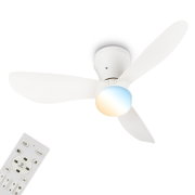 Weißer Deckenventilator mit drei Flügeln und integrierter LED-Leuchte, inklusive Fernbedienung, aus der Untersicht/leicht schräg von unten vor weißem Hintergrund