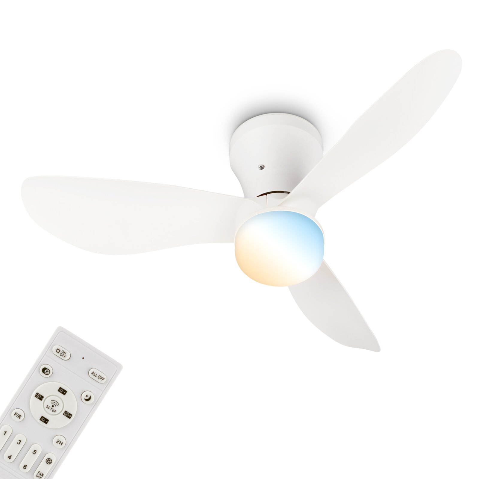 Weißer Deckenventilator mit drei Flügeln und integrierter LED-Leuchte, inklusive Fernbedienung, aus der Untersicht/leicht schräg von unten vor weißem Hintergrund