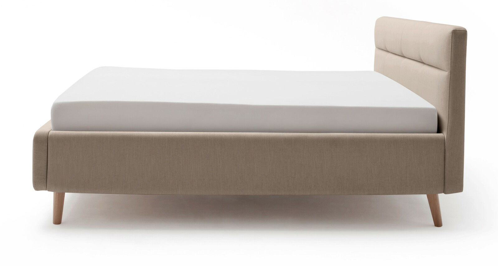 Seitliche Ansicht eines modernen Polsterbetts in Beige mit Holzfüßen und gepolstertem Kopfteil.