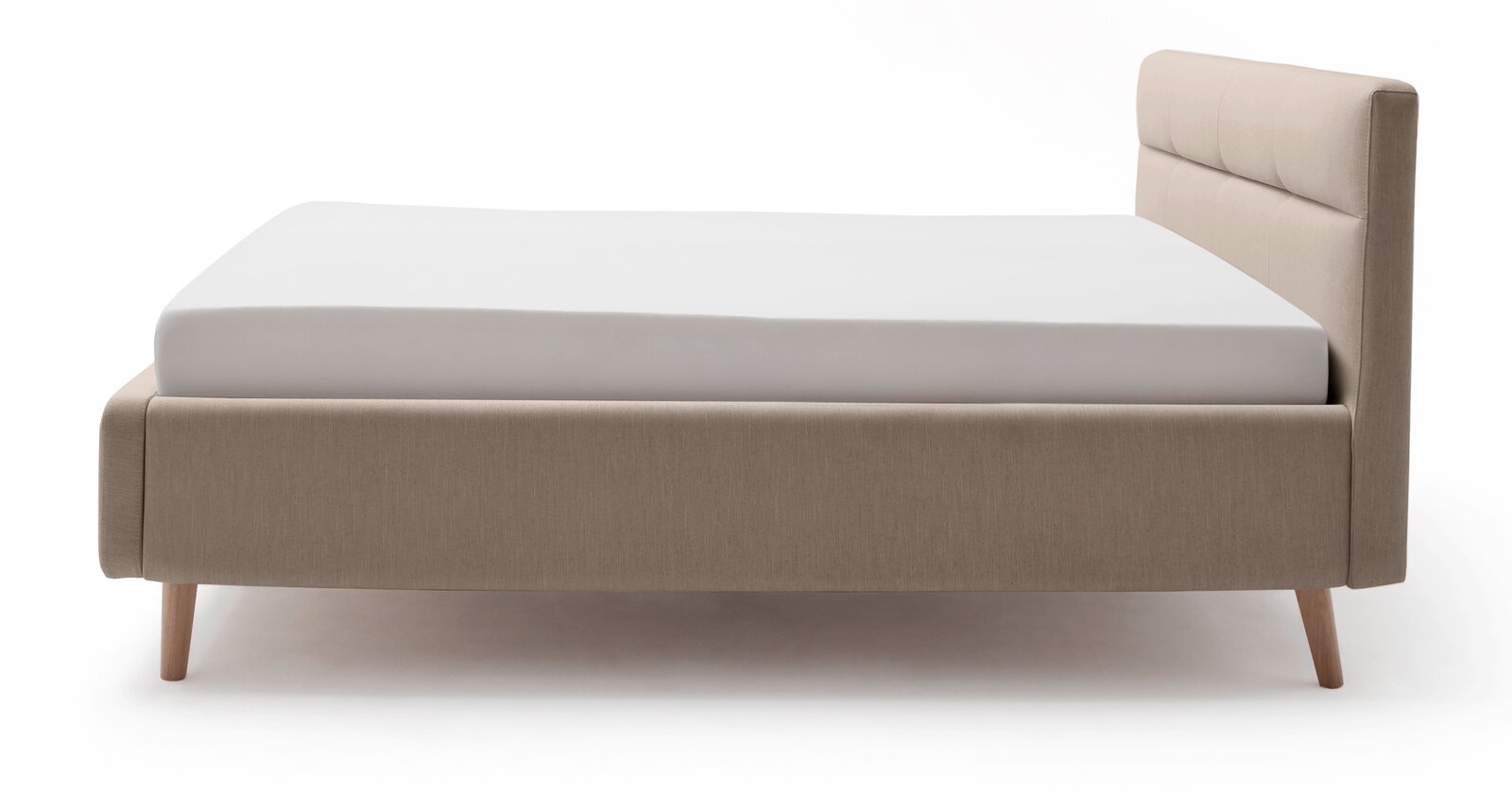 Seitliche Ansicht eines modernen Polsterbetts in Beige mit Holzfüßen und gepolstertem Kopfteil.