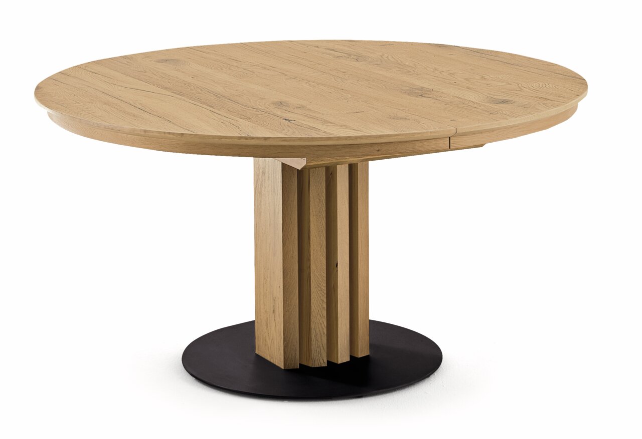 Runder Esstisch aus Holz mit zentralem Säulenfuß und schwarzer Bodenplatte, seitliche Perspektive