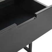 Nahaufnahme einer modernen, schwarzen Nachtkonsole mit offener Schublade, seitliche Perspektive