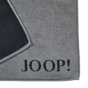 Graue Badematte mit schwarzem Rand und dem Schriftzug 'JOOP!' in der Ecke, von oben betrachtet.
