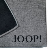 Graue Badematte mit schwarzem Rand und dem Schriftzug 'JOOP!' in der Ecke, von oben betrachtet.
