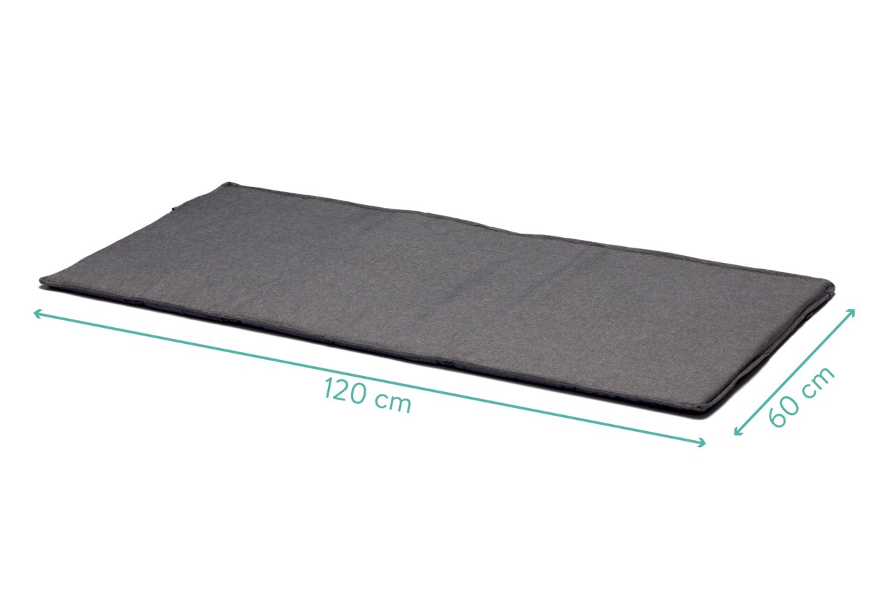 Graue Matratze für Reisebett, 120 cm lang und 60 cm breit, aus seitlicher Perspektive fotografiert