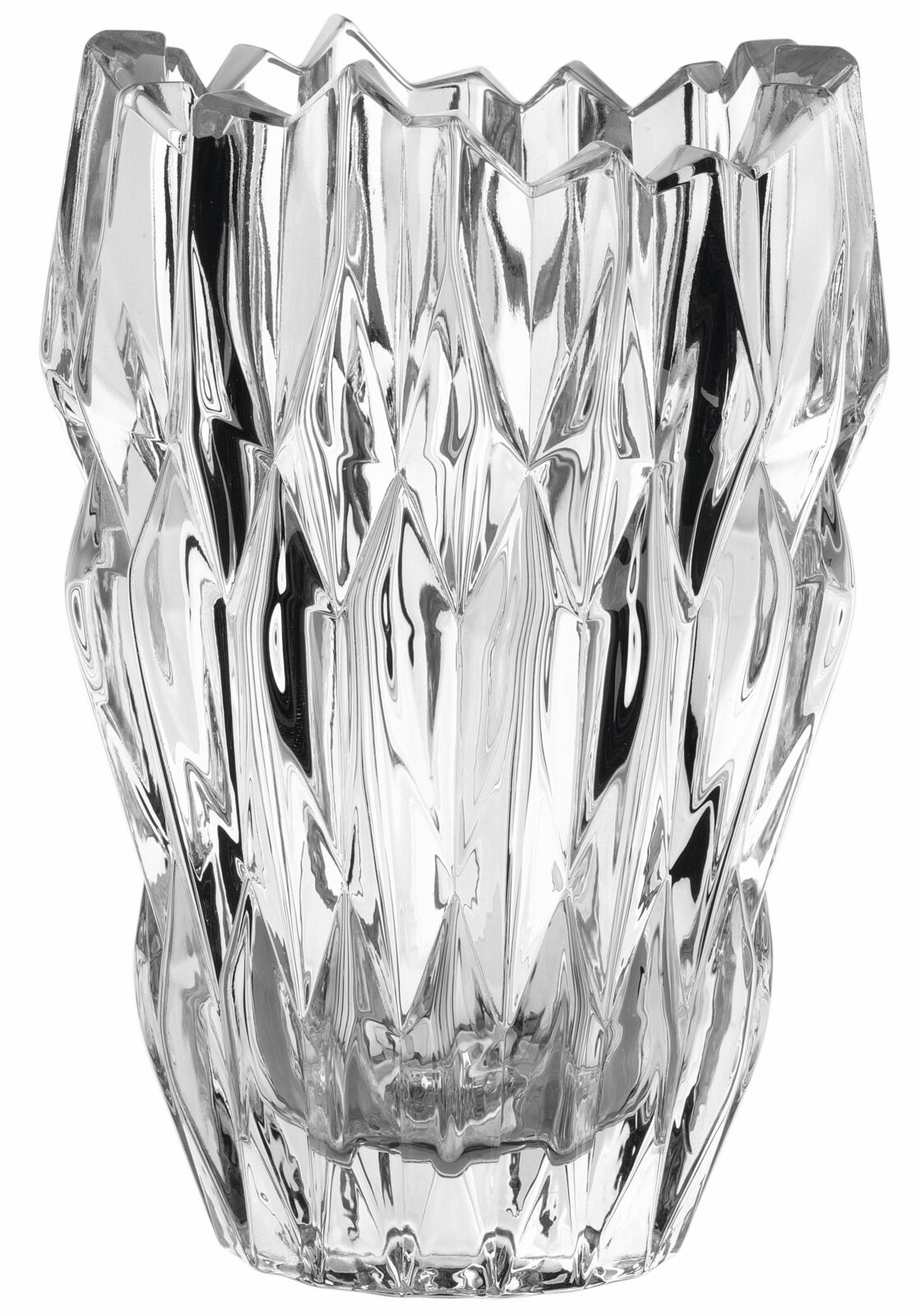 Kristallvase mit facettiertem Design, frontal fotografiert