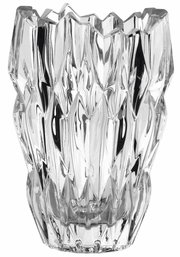 Kristallvase mit facettiertem Design, frontal fotografiert