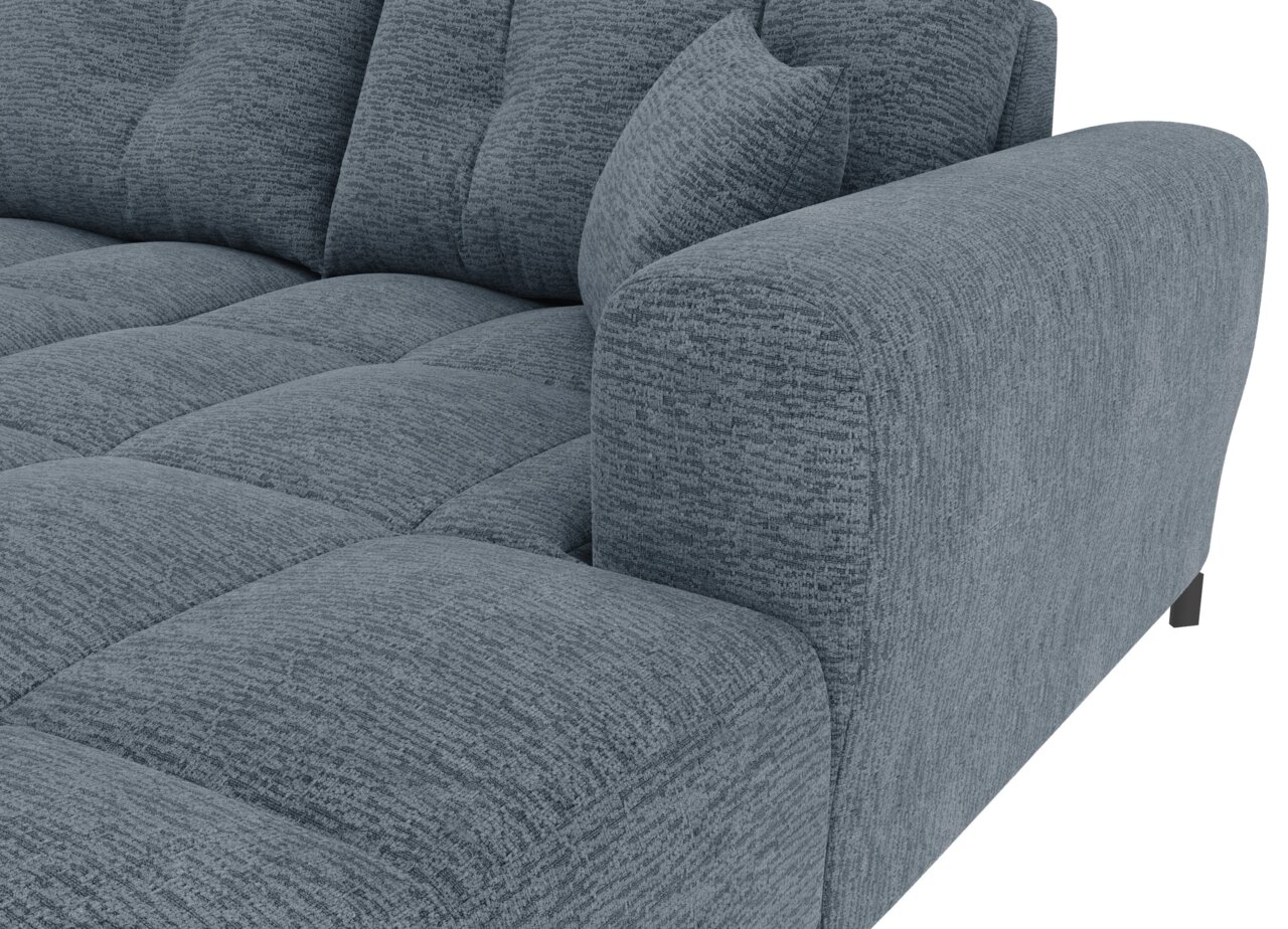 Nahaufnahme eines grauen, gepolsterten Ecksofas mit strukturierter Stoffoberfläche, gesteppten Sitzkissen und breiter Armlehne, Perspektive schräg von vorne rechts.