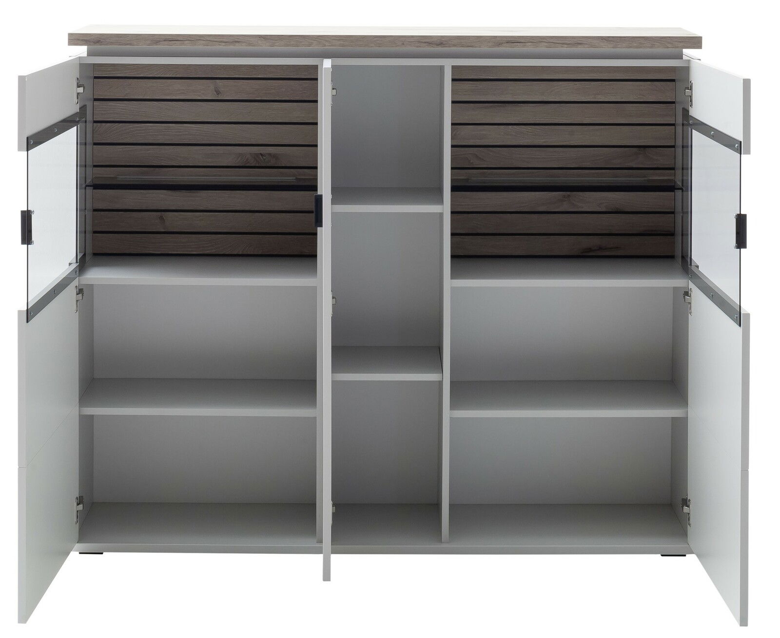 Offenes Highboard mit vier Türen, zwei aus Glas, und mehreren Regalfächern, Perspektive von vorne.