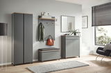 Moderne Garderobeneinrichtung in Grau mit Schuhschrank, Garderobenpaneel, Sitzbank und Spiegel, seitliche Perspektive.