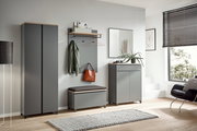Moderne Garderobeneinrichtung in Grau mit Schuhschrank, Garderobenpaneel, Sitzbank und Spiegel, seitliche Perspektive.