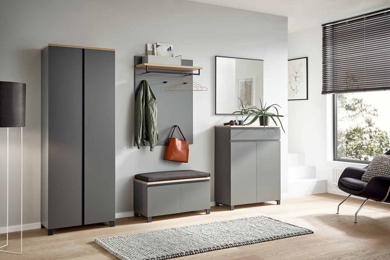 Dieter Knoll Schuhschrank SORRENT Moderne Garderobeneinrichtung in Grau mit Schuhschrank, Garderobenpaneel, Sitzbank und Spiegel, seitliche Perspektive.
