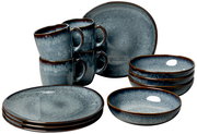 Frontalansicht eines 12-teiligen Frühstücks-Sets aus Keramik in Blau- und Brauntönen, bestehend aus Tellern, Schalen und Tassen.